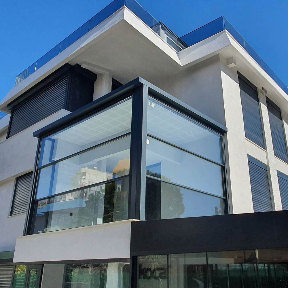 Modern balkon alanında kullanılan giyotin cam balkon sistemi