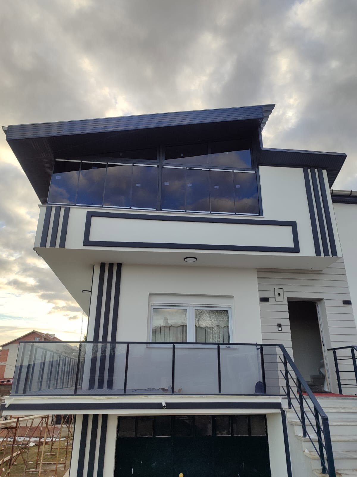 Antrasit gri alüminyum Şekilli Katlanır cam Balkon Çalışması